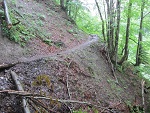 Auf nassen und schlammigen Wegen den Berg hinauf