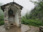 Eine kleine Kapelle im Anstieg