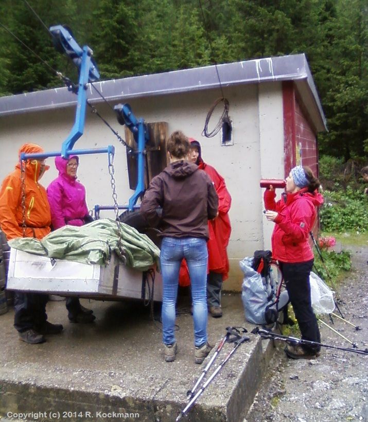 Einige lassen ihren Rucksack mit der Materialseilbahn zur Memminger Htte befrdern