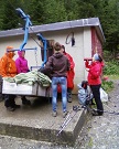 Einige lassen ihren Rucksack mit der Materialseilbahn zur Hütte transportieren Einige lassen ihren Rucksack mit der Materialseilbahn zur Hütte transportieren