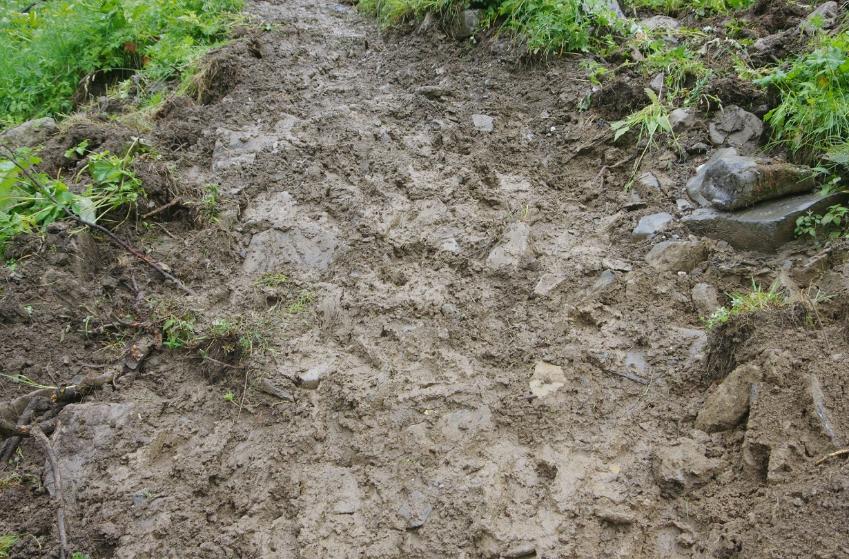 Der Aufstiegsweg ist ein einziger Lehmschlamm und sehr beschwerlich