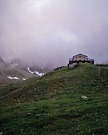 Nach sehr schwerem Aufstieg sehen wir zum ersten Mal die Memminger Hütte Nach sehr schwerem Aufstieg sehen wir zum ersten Mal die Memminger Hütte
