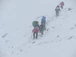 Der einsetzende Schneefall macht den Aufstieg für einige doch recht schwer