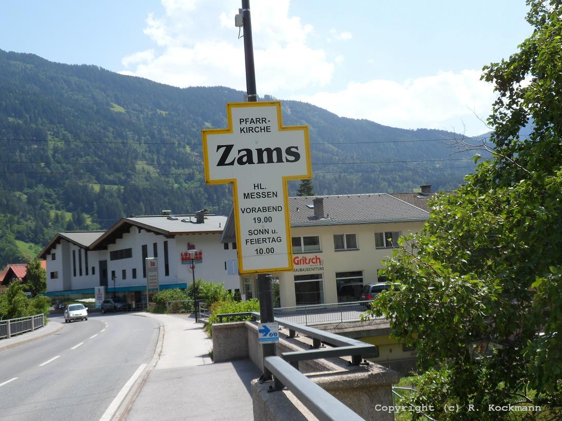 Am Ortseingang von Zams