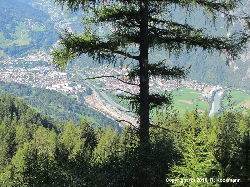 Ein Blick hinunter ins Inntal auf Zams