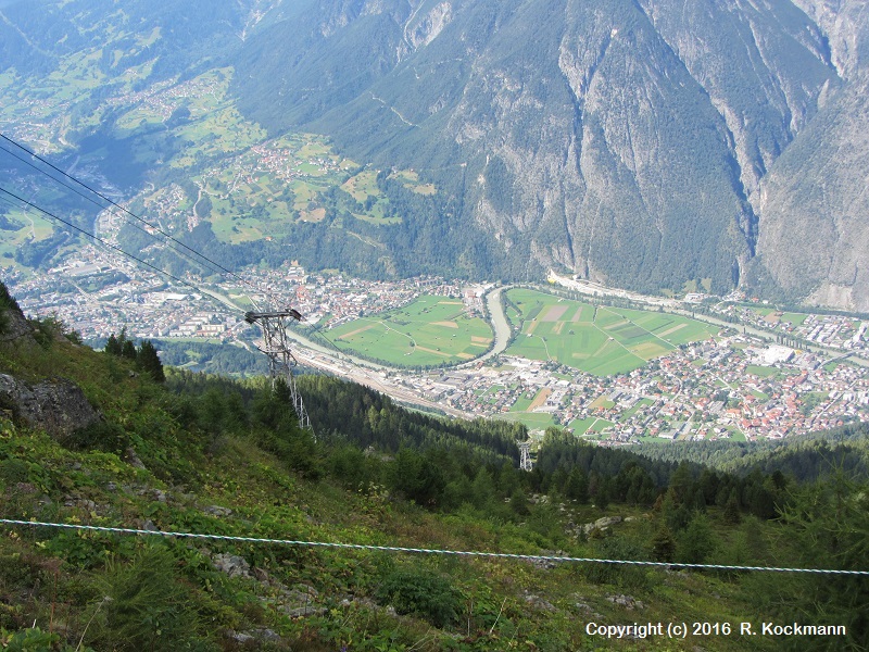 Ein Blick vom Krahberg ins Inntal auf Zams