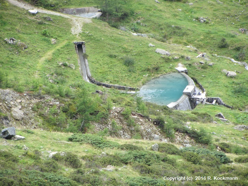 Dann taucht am Weg unter uns eine kleiner Stausee auf