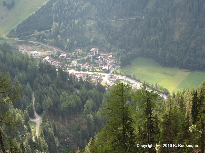 Ein Blick auf den Talaort Feichten, von dem man die Verpeilhtte schnell erreichen kann