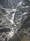 Gletscherwasser stürzt den Berg hinab
