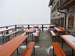 Die verwaiste Terrasse der Braunschweiger Hütte