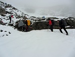 Schnee und Felsen machen den Aufstieg nicht einfach Schnee und Felsen machen den Aufstieg nicht einfach