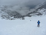 Abstieg über ein großes Schneefeld Abstieg über ein großes Schneefeld