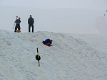 Manche machen den Abstieg mittels Rutschen auf dem Rucksack Manche machen den Abstieg mittels Rutschen auf dem Rucksack