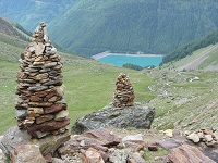 Schon von weit oben kann man den Vernagt-Stausee sehen