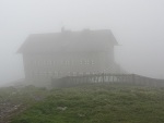Die Martin-Busch-Hütte morgens noch im Nebel