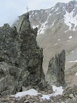 Ein Gipfelkreuz auf einem Felsen