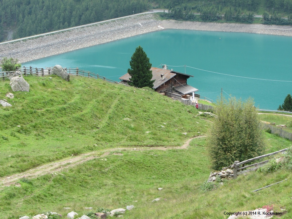 Der Tisenhof, direkt oberhalb des Sees, markiert das Ende der Alpenberquerung