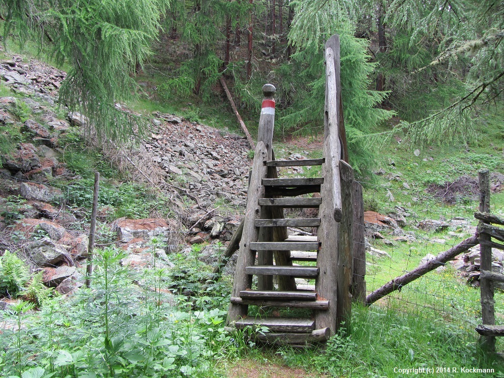Komfortable Treppe, um den Zaun zu bersteigen