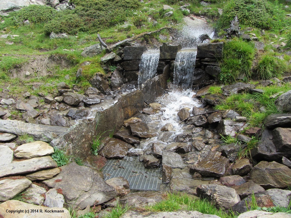 Auch auf ber 2200 m trifft man hier auf Bche mit viel Wasser