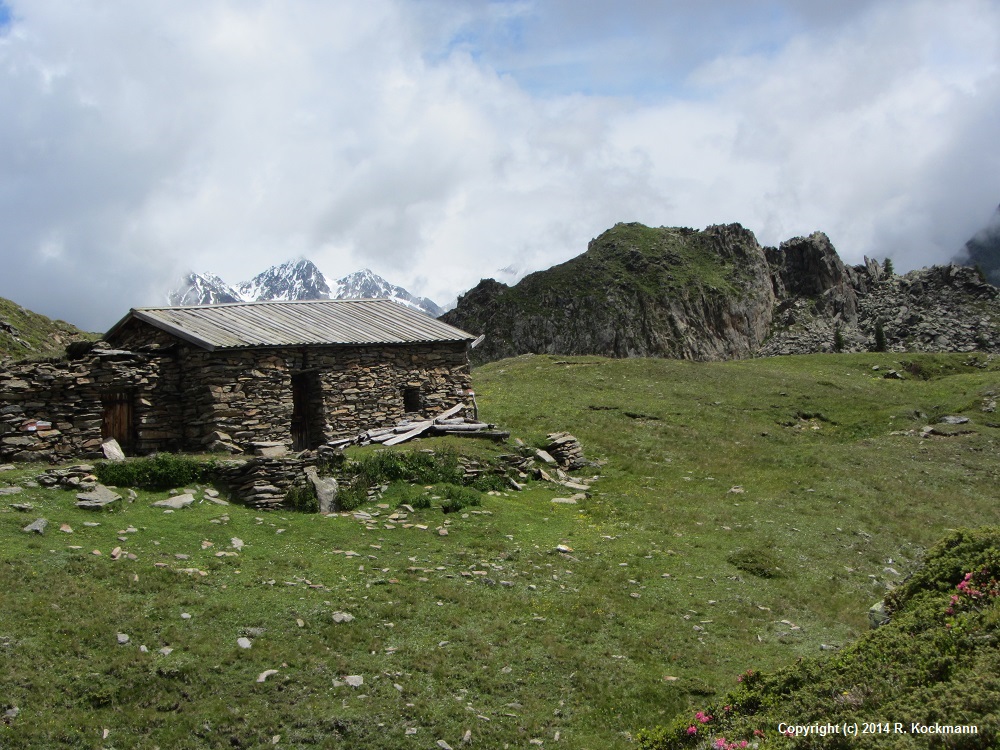 Eine Htte aus einfach aufgeschichteten Steinen auf der Alm vor dem Azboden