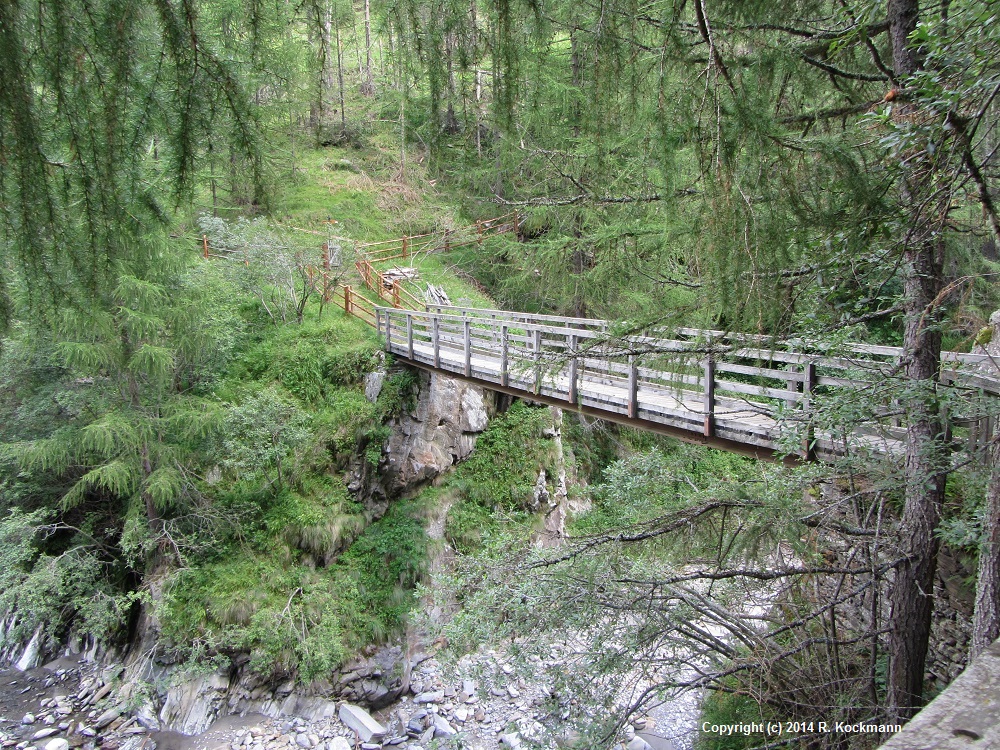 Nach berschreiten der Brcke ber den Pfossental-Bach geht es weiter auf dem Meraner Hhenweg (Nr. 24)
