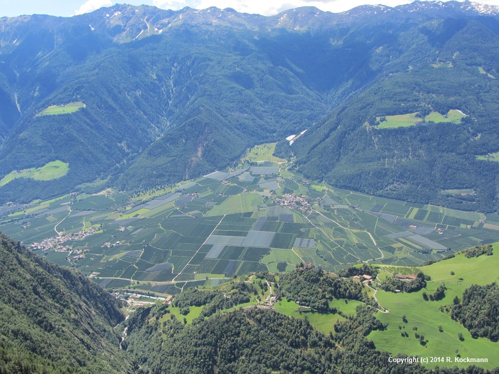 Blick ins Schnalstal mit Wein- und Obstanbau