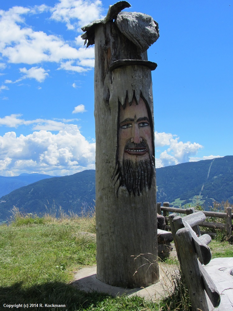 Geschnitztes Gesicht in einen Pfahl