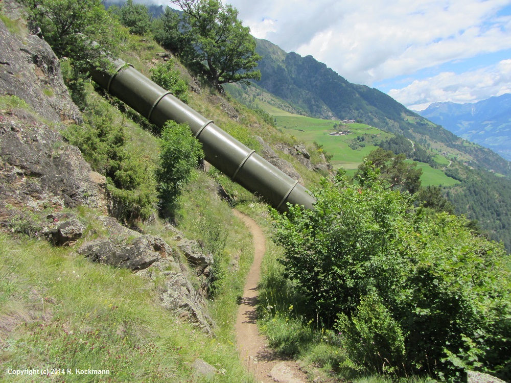 Eine dicke Wasserleitung kreuzt den Höhenweg, ein Speichersee oben?
