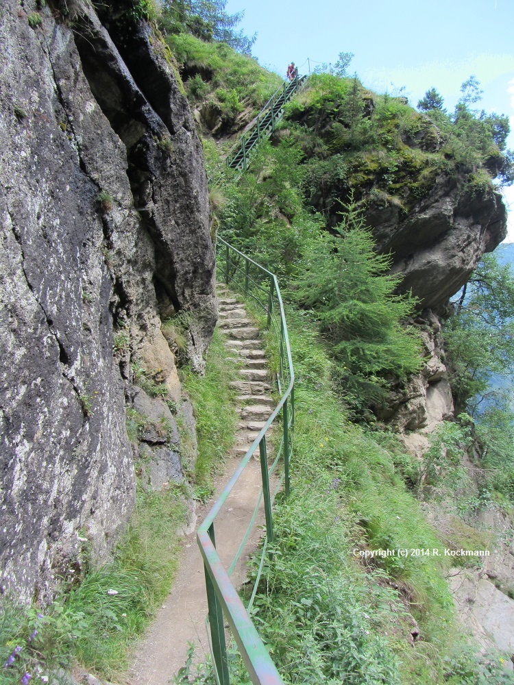 Ohne die Untersttzung von Treppen wre dies ein sehr schwieriges Stck Weg