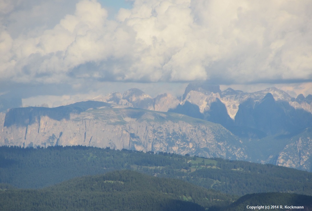 Am Giggelberg erffnet sich eine weiter Blick bis in die Dolomiten