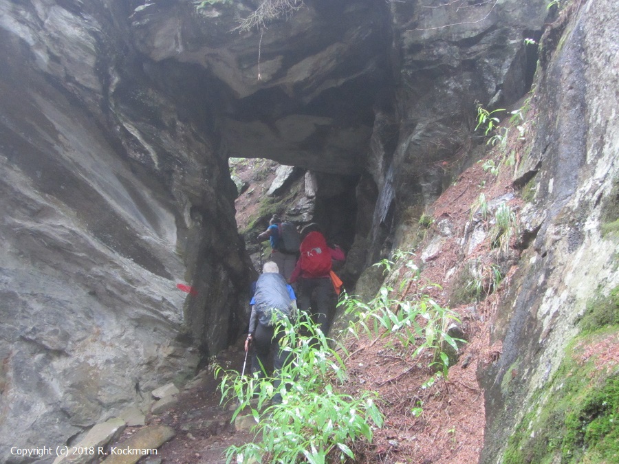 Unterwegs fhrt der Weg durch einen Tunnel im Felsen