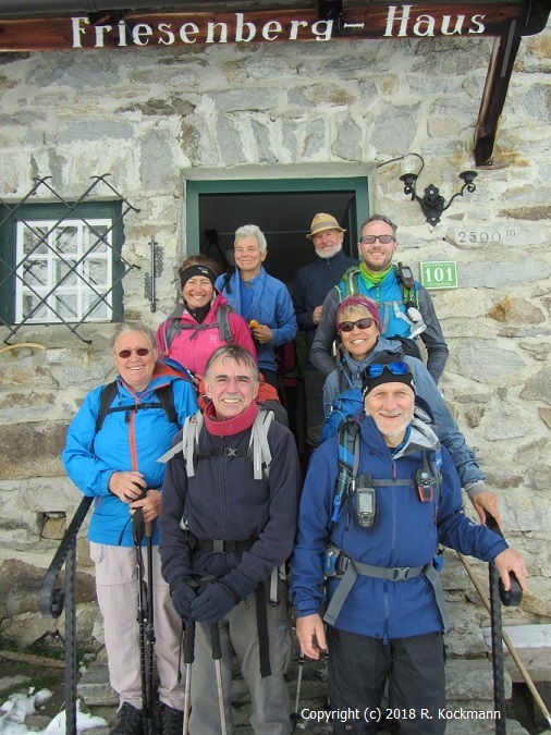 Gruppenbild auf der Eingangstreppe des Friesenberghauses