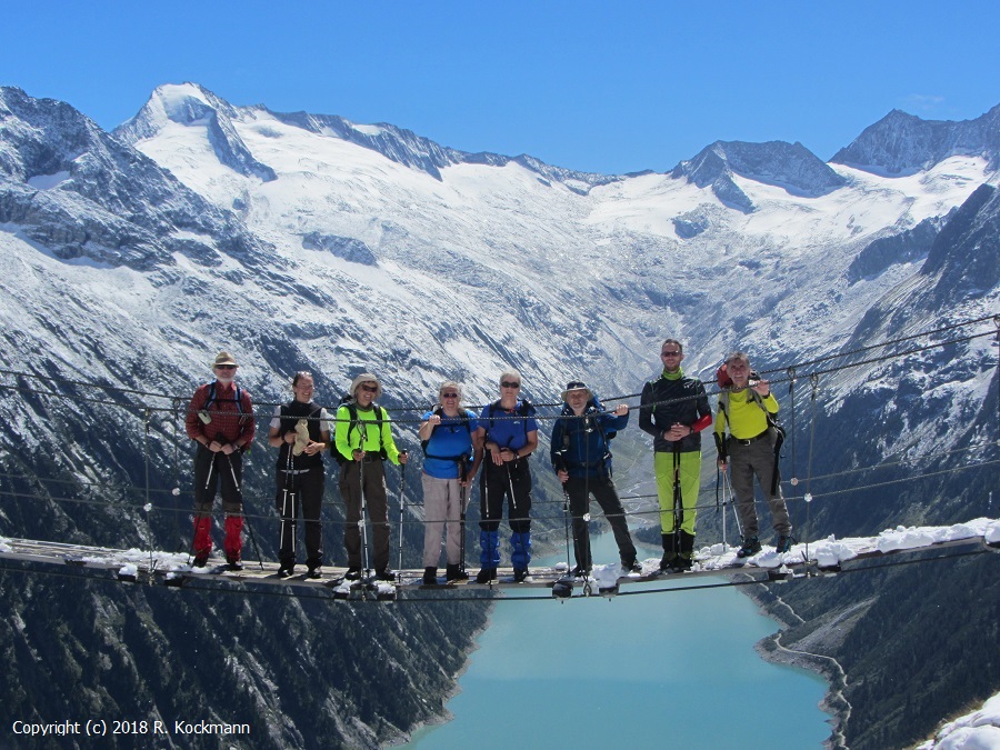 Gruppenbild auf der Hngebrcke oberhalb des Schlegeisbaches