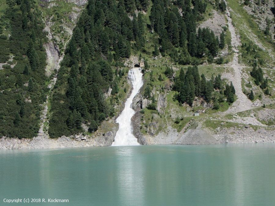 Zufluss aus einem Tunnel zum Schlegeisspeichersee