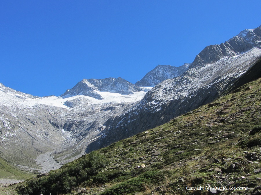 Blick auf die Berge am Ende des Tals