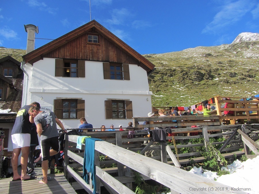 Die Terrasse des Furtschaglhauses ist gut besetzt