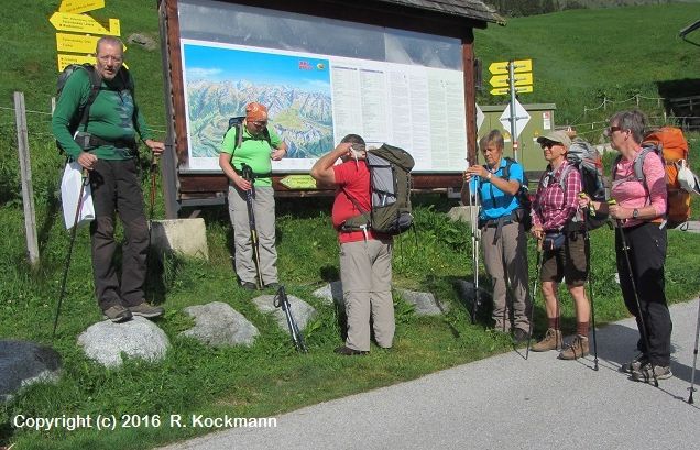 Wanderfhrer Peter gibt ein paar Hinweise fr den Start der Wanderung zum Westfalenhaus