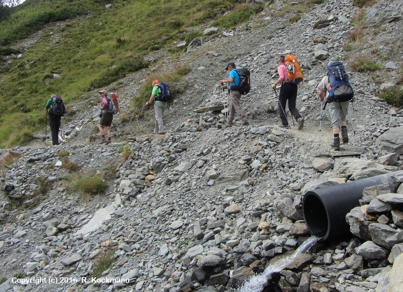Wir haben die Baumgrenze berschritten, viele Pfade im steinigen Gelnde
