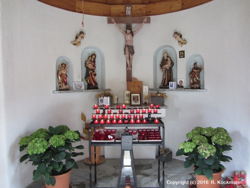 Vor dem Westfalenhaus eine kleine Kapelle, errichtet vom Vater des Httenwirts