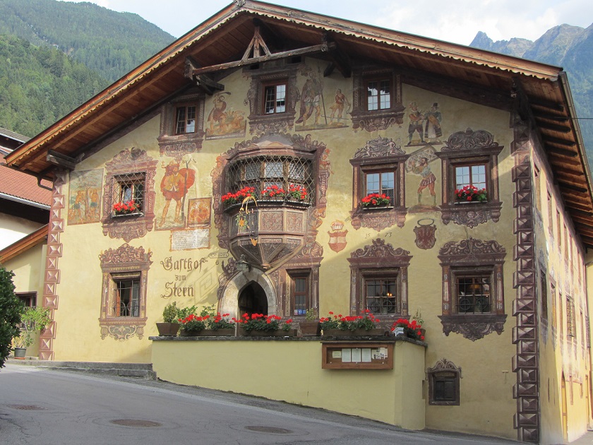 Haus mit Lftelmalerei in Oetz