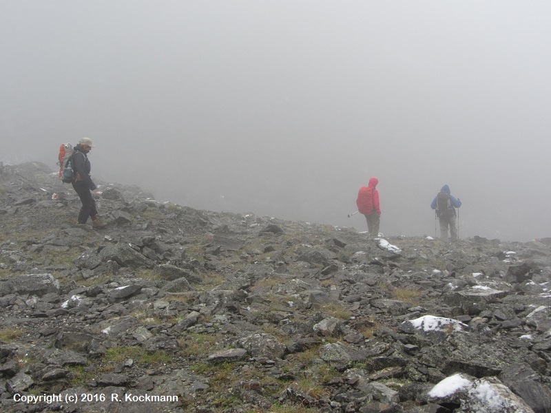 Steienige Pfade und Nebel bestimmen heute unseren Weg