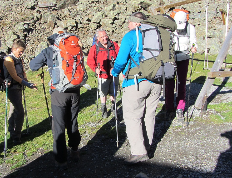 Am Morgen starten wir bei Sonnenschein von der Winnebachseehütte 