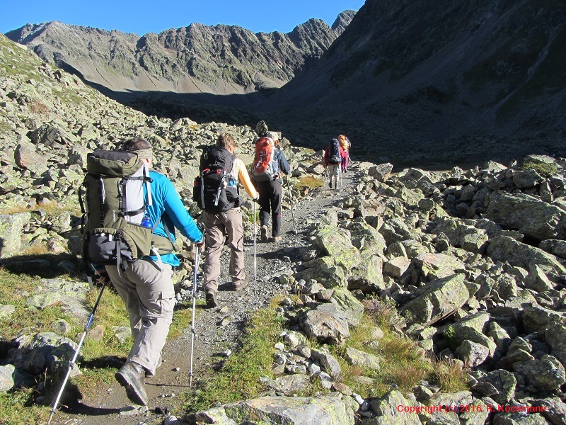 Es geht zuerst auf dem selben Weg des Vortages in Richtung Zwiselbachjoch
