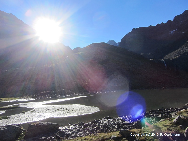 Der Winnebachsee im Gegenlicht der Morgensonne
