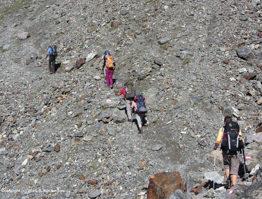 Über Geröllfelder geht es zum Zwieselbachjoch