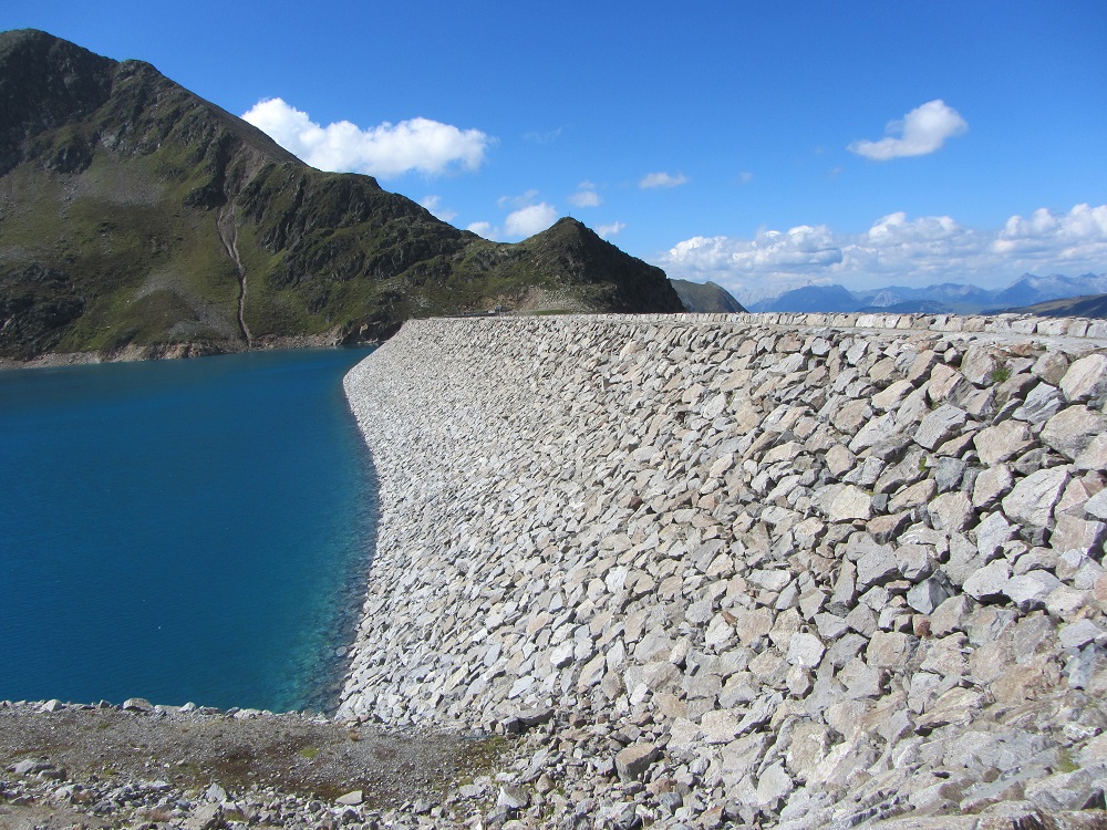 Einr mchtige Mauer schliet den Finstertaler Speichersee zum Tal hin ab