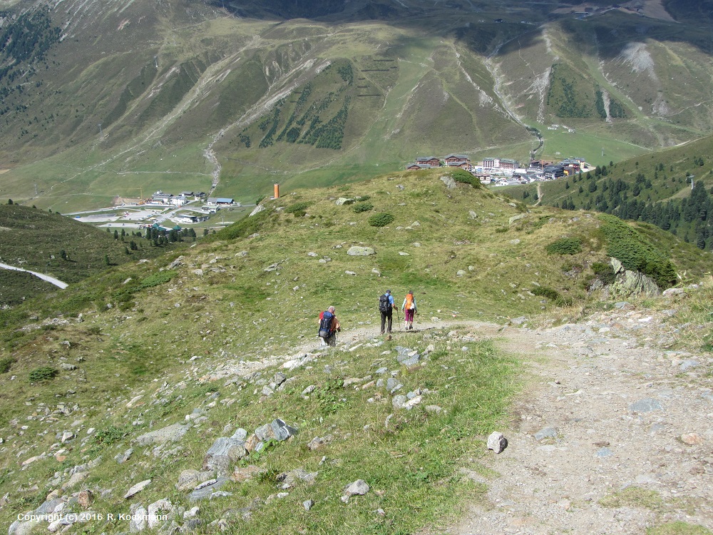 Vom Stausee geht es runter nach Khtai-Dorf und zur Dortmunder Htte