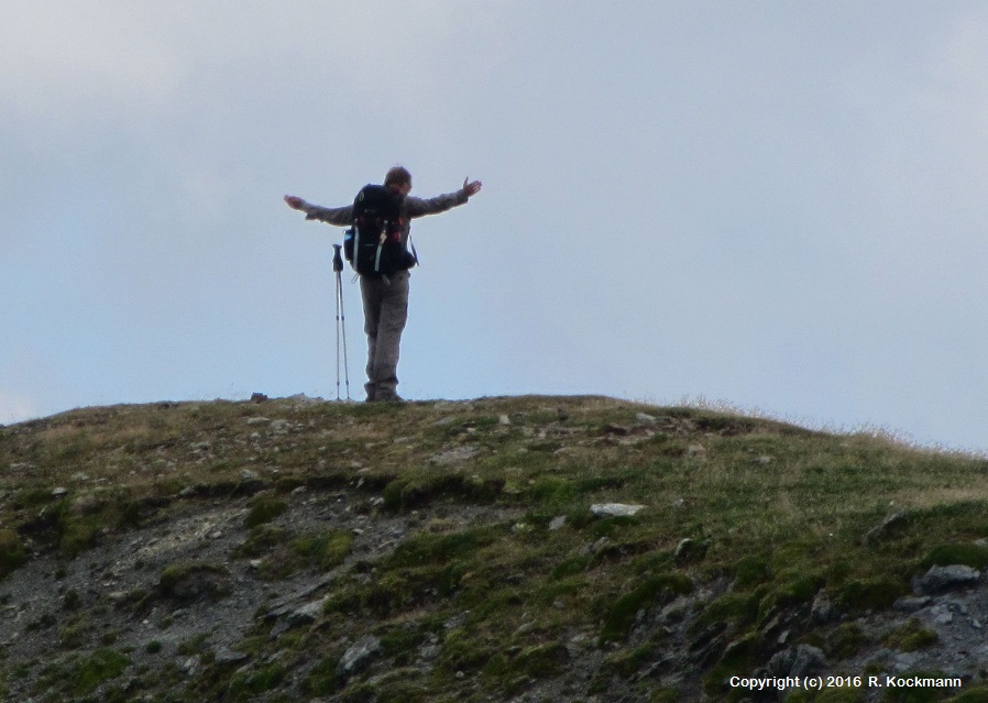 ...die Rosi beschwrt gerade auf dem Berg gegenber die "magischen Krfte"