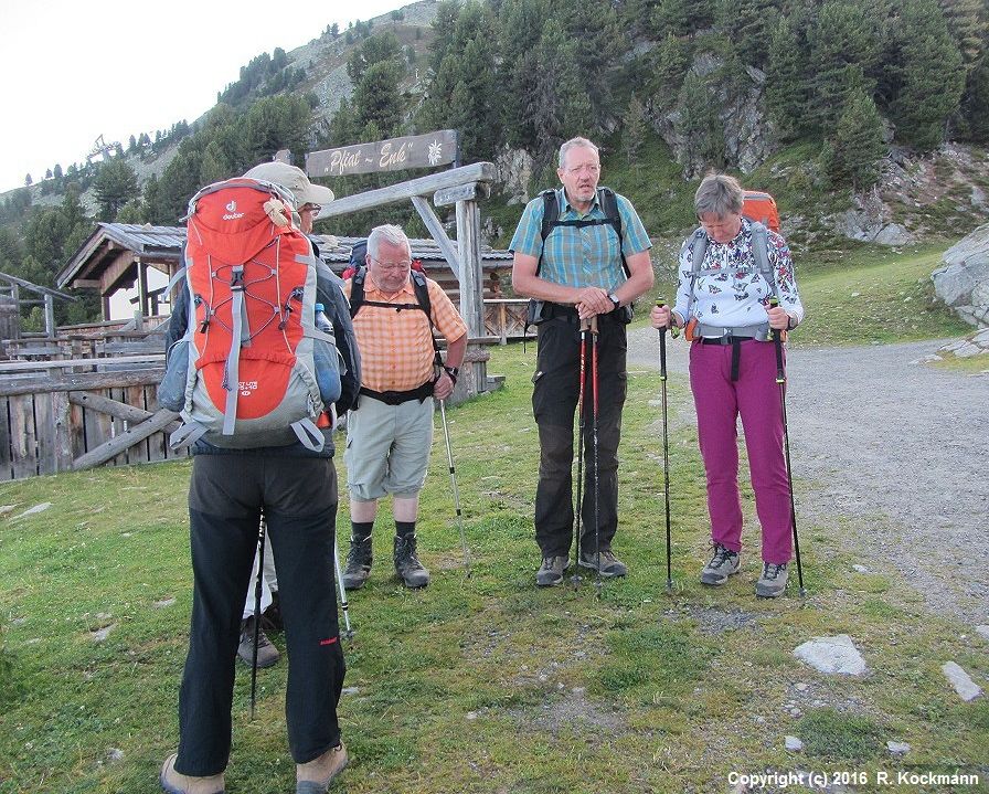 Unser Wanderfhrer Peter gibt noch ein paar Hinweise zum Abgang ins Tal