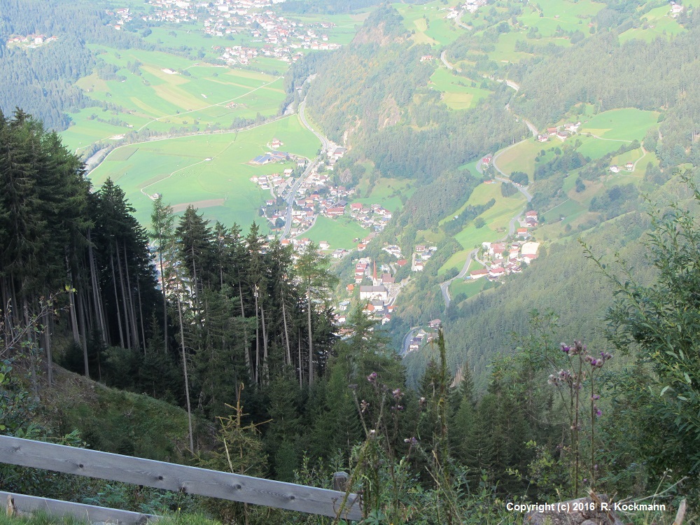 Unterwegs ein Blick ins Tal auf Oetz